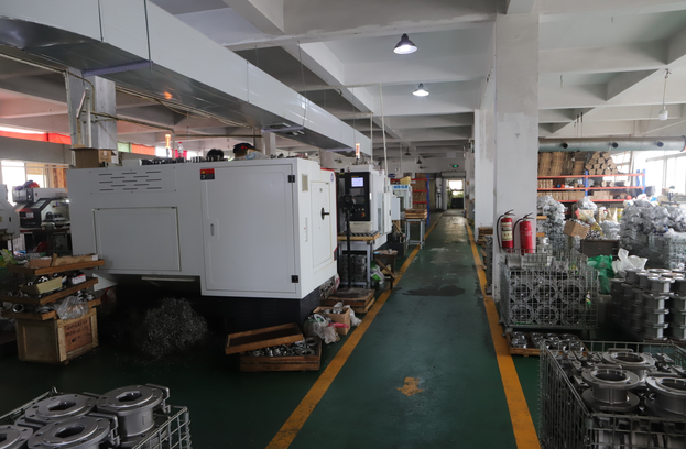 浙江富睿閥業(yè)有限公司精加工車(chē)間，車(chē)間專(zhuān)業(yè)生產(chǎn)高平臺(tái)球閥，三通四通五通球閥及薄型球閥。